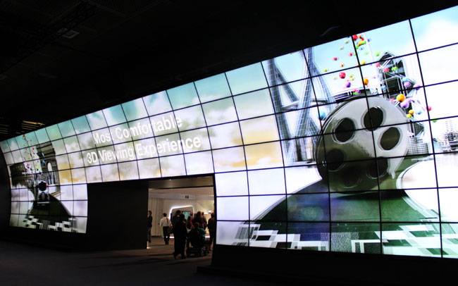 Click to enlarge LG’s clip-on 3D glasses