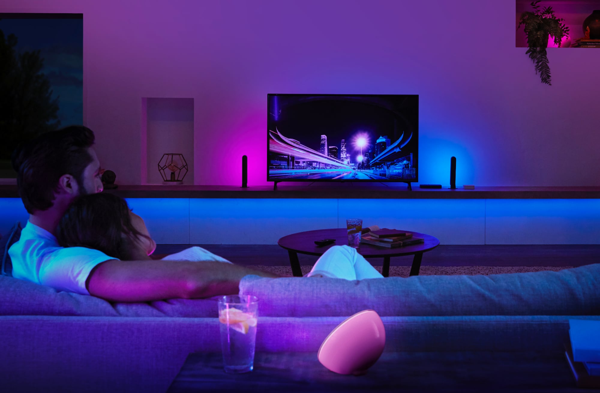 A comparison: Philips Hue HDMI Sync Box against real Ambilight 