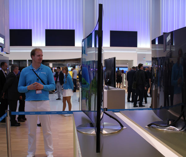 Click to enlarge Samsungs curved LCD TV