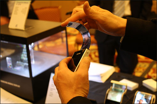 Samsungâ€™s thin OLED panel, Source: Oled-display.net