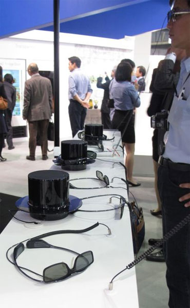 Click to enlarge Samsung’s wirelessly-charged 3D glasses