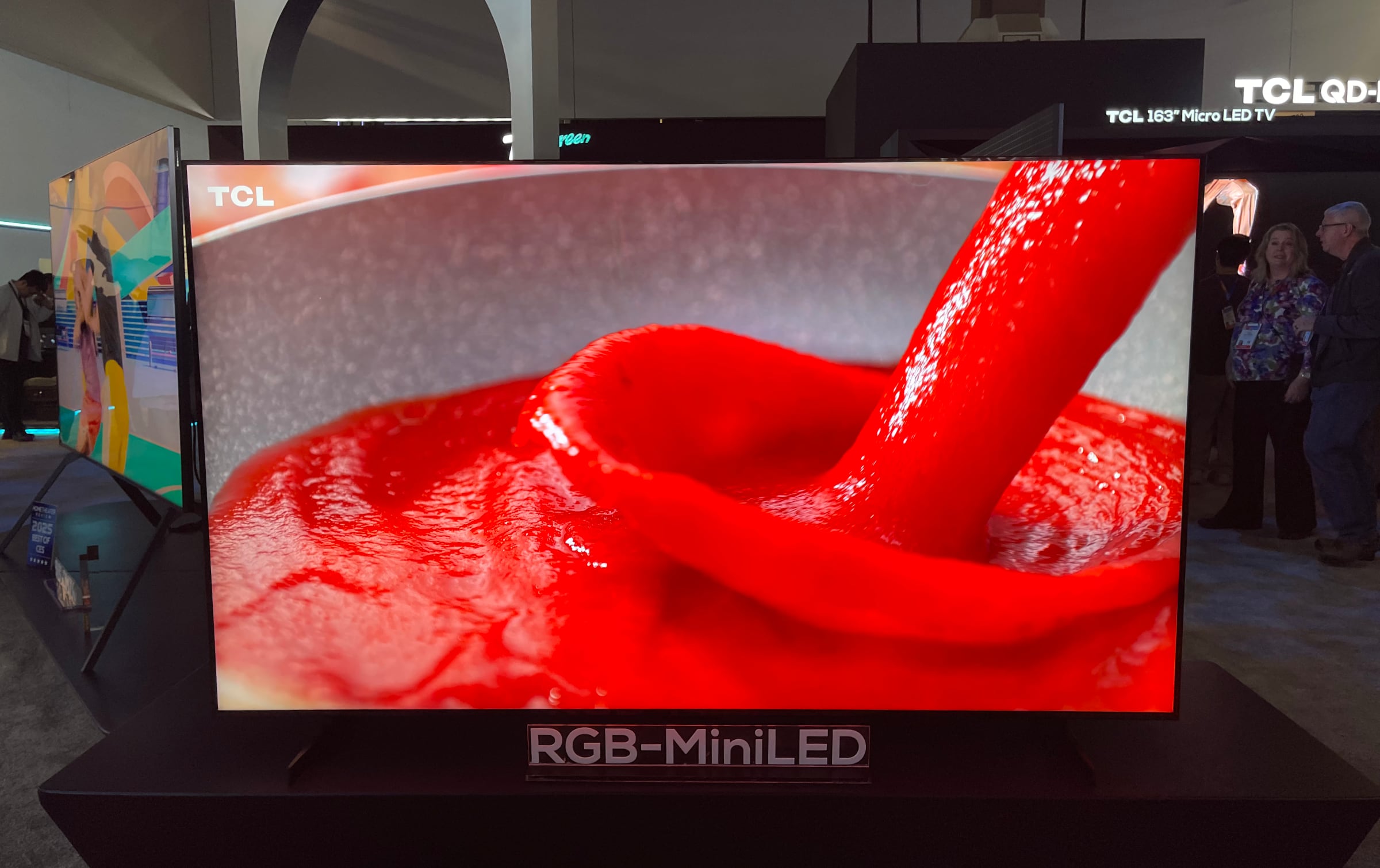 &#1055;&#1088;&#1086;&#1090;&#1086;&#1090;&#1080;&#1087; &#1046;&#1050;-&#1090;&#1077;&#1083;&#1077;&#1074;&#1080;&#1079;&#1086;&#1088;&#1072; TCL &#1089; RGB miniLED &#1087;&#1086;&#1076;&#1089;&#1074;&#1077;&#1090;&#1082;&#1086;&#1081;, &#1082;&#1086;&#1090;&#1086;&#1088;&#1099;&#1081; &#1073;&#1091;&#1076;&#1077;&#1090; &#1087;&#1088;&#1077;&#1076;&#1089;&#1090;&#1072;&#1074;&#1083;&#1077;&#1085; &#1087;&#1086;&#1079;&#1078;&#1077;